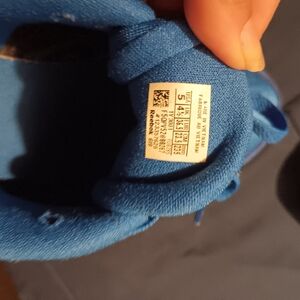 Tennis shoes